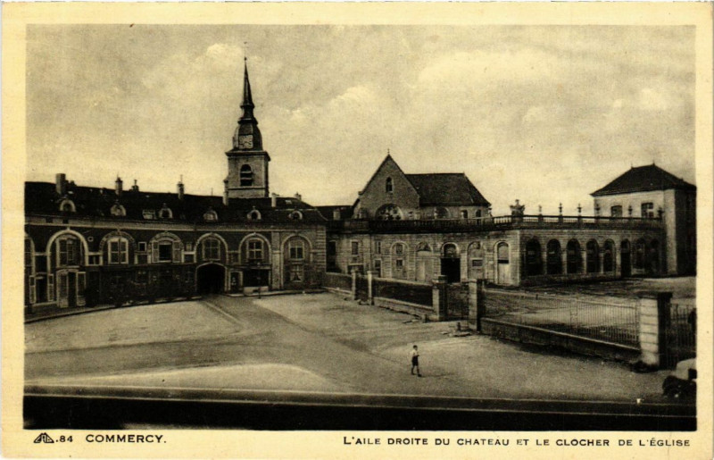 Carte postale ancienne Commercy - L'Aile Droite du Chateau et la Clocher de Eglise à Commercy