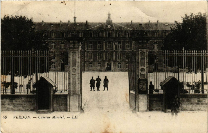 Carte postale ancienne Verdun - Caserne Miribel à Verdun