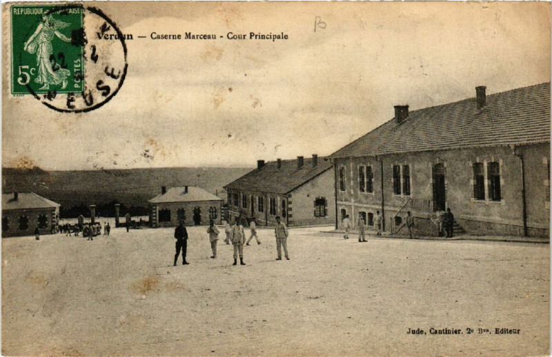 Carte postale ancienne Verdun - Caserne Marceau - Cour Principale à Verdun
