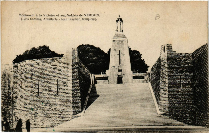 Carte postale ancienne Verdun - Monument a la Victoire et aux Soldats de Verdun à Verdun