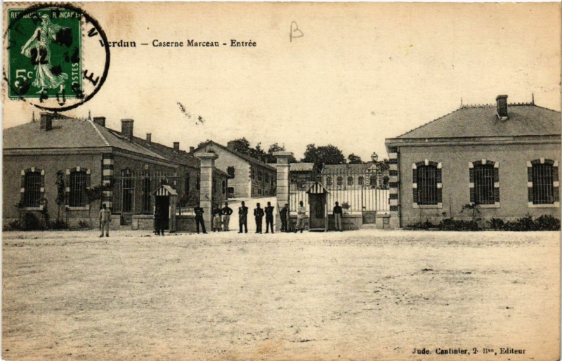 Carte postale ancienne Verdun - Caserne Marceau - Entrée à Verdun