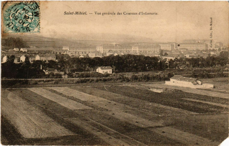 Carte postale ancienne Saint-Mihiel - Vue générale des Casernes d'Infanterie à Saint-Mihiel
