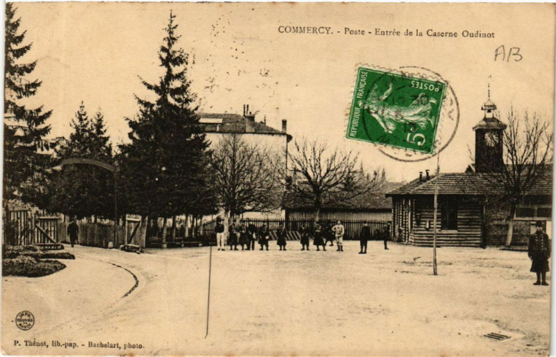 Carte postale ancienne Commercy - Poste - Entrée de la Caserne Oudinot à Commercy