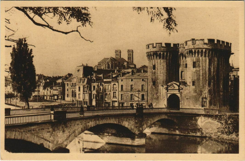 Carte postale ancienne Verdun Tour et Pont Chaussée à Verdun