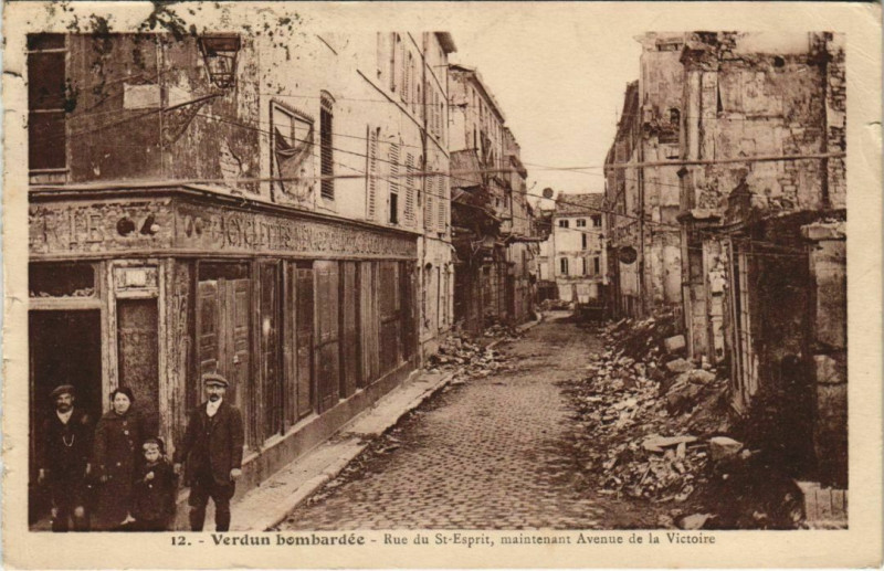 Carte postale ancienne Verdun bombardée Rue du Saint-Esprit maintenant Avenue de la Victoire à Verdun