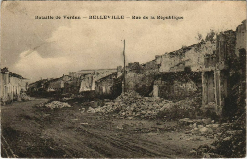 Carte postale ancienne Bataille de Verdun Belleville Rue de la Republique à Verdun