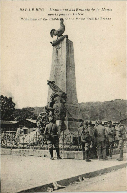 Carte postale ancienne Bar-le-Duc Monument des Enfants de la Meuse morts pour la Patrie à Bar-le-Duc