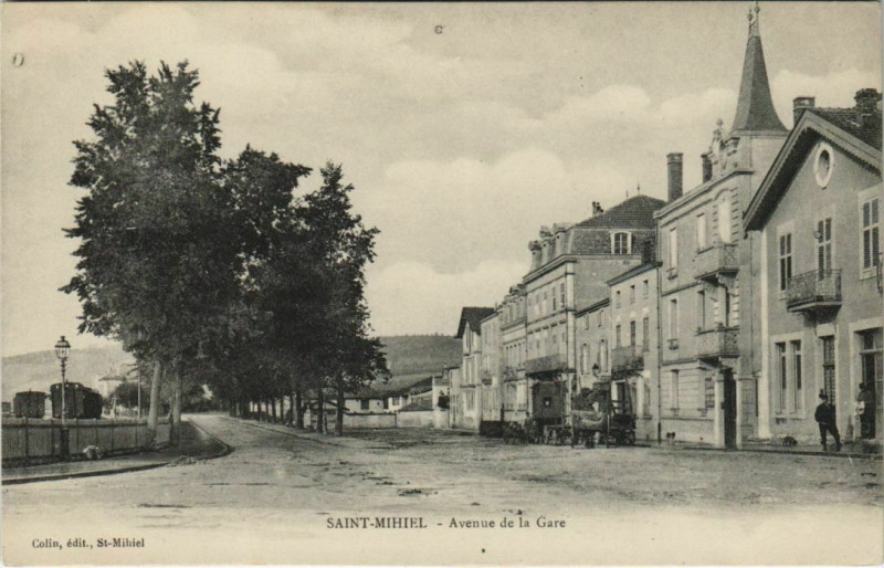 Carte postale ancienne Saint-Mihiel Avenue de la Gare à Saint-Mihiel