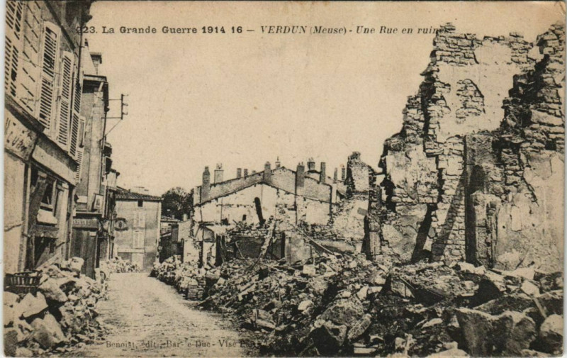 Carte postale ancienne Guerre Verdun Une rue à Verdun