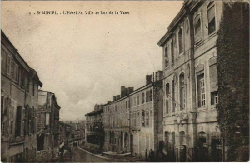Carte postale ancienne Saint-Mihiel L'Hotel de Ville et Rue de la Vaux à Saint-Mihiel