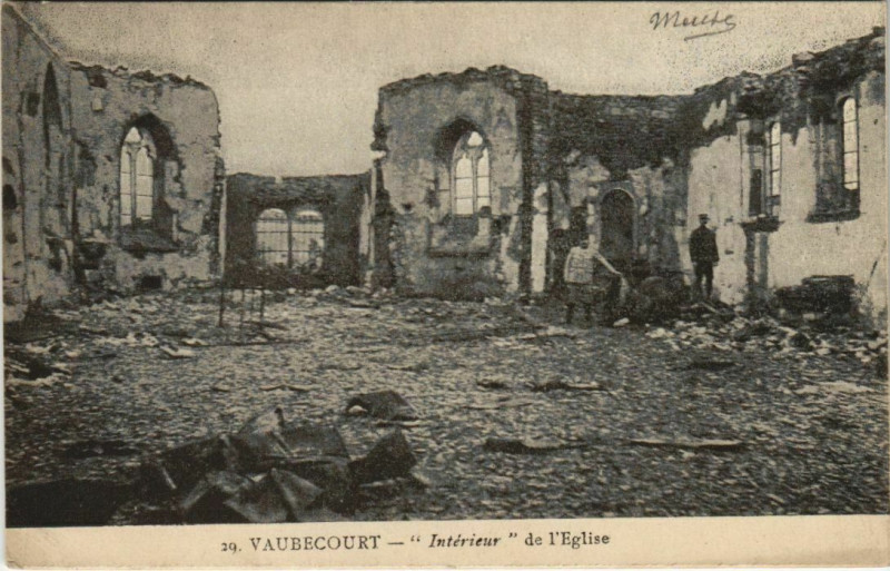 Carte postale ancienne Vaubecourt Intérieur de l'Eglise à Vaubecourt