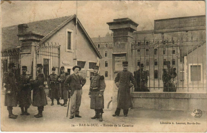 Carte postale ancienne Bar-le-Duc Entrée de la Caserne à Bar-le-Duc