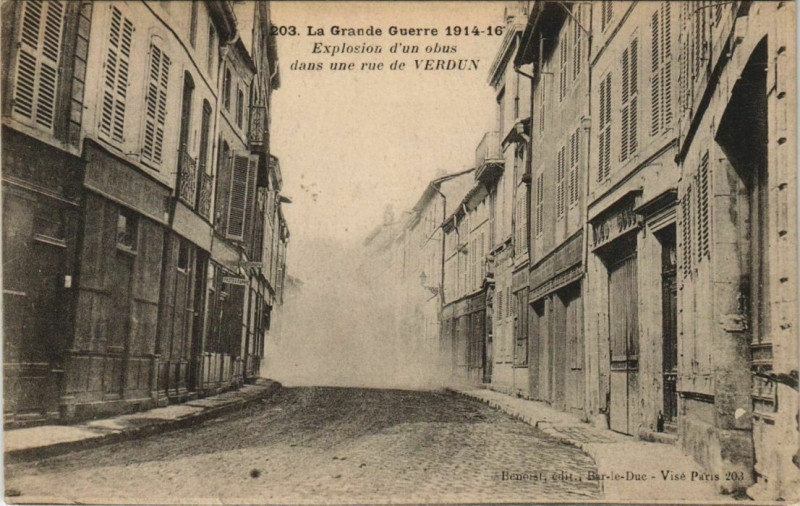 Carte postale ancienne Guerre Verdun Explosion dans une rue à Verdun