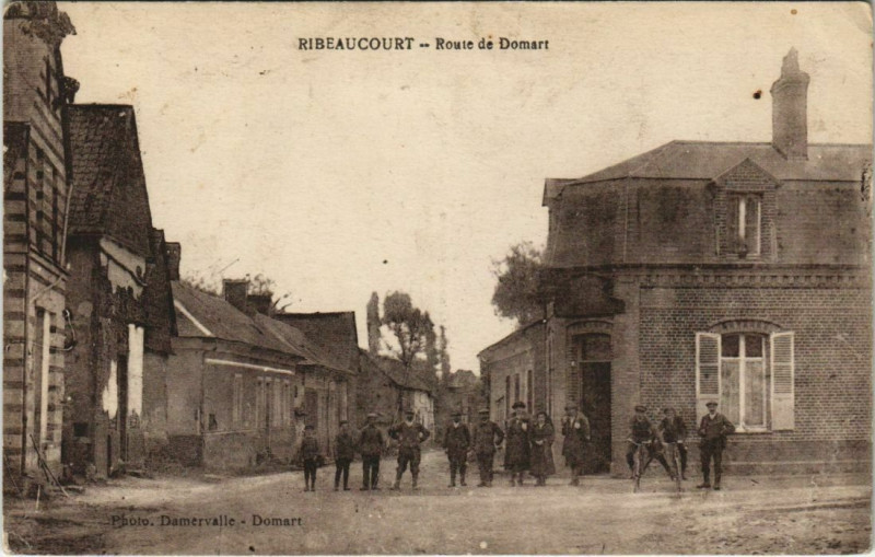 Carte postale ancienne Ribeaucourt Route de Domart à Ribeaucourt