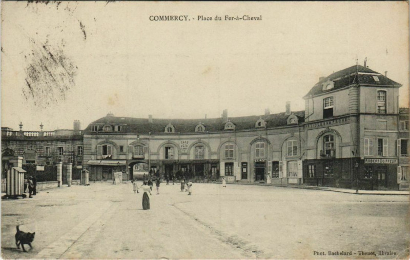 Carte postale ancienne Commercy Place du Fer a Cheval. à Commercy
