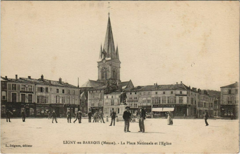 Carte postale ancienne Ligny-en-Barrois La Place Nationale et I'Eglise à Ligny-en-Barrois