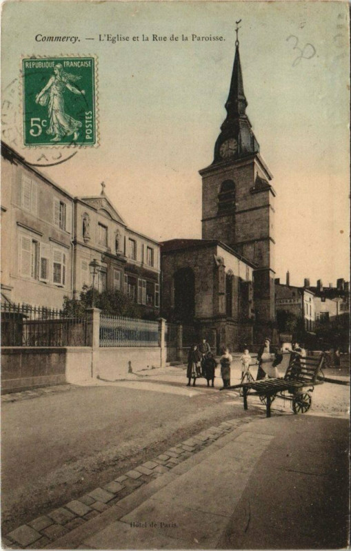 Carte postale ancienne Commercy - L'Eglise et la Rue de la Paroisse à Commercy