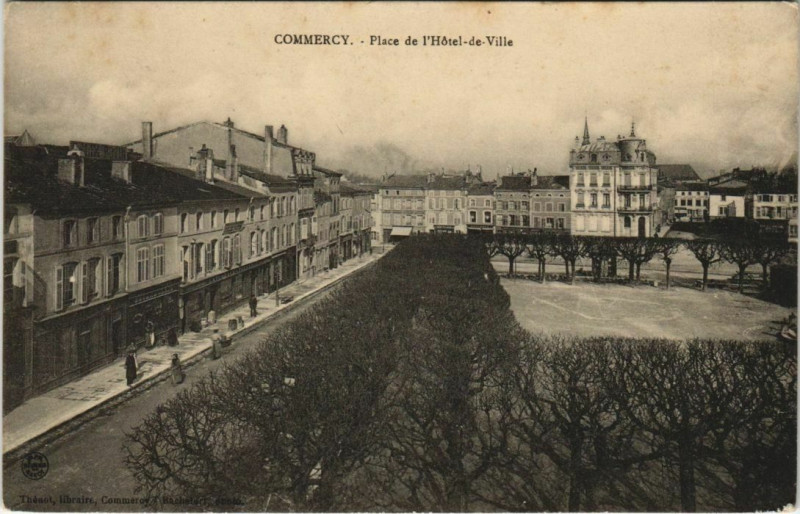 Carte postale ancienne Commercy - Place de l'hotel de ville à Commercy