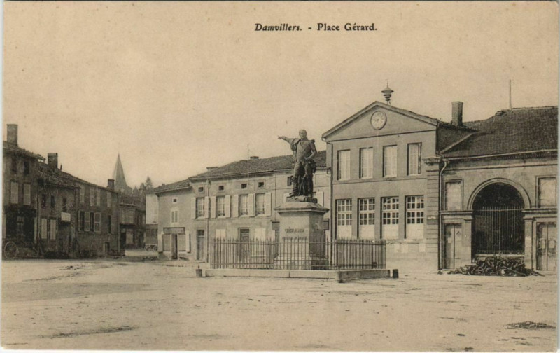 Carte postale ancienne Damvillers - Place gerrard à Damvillers