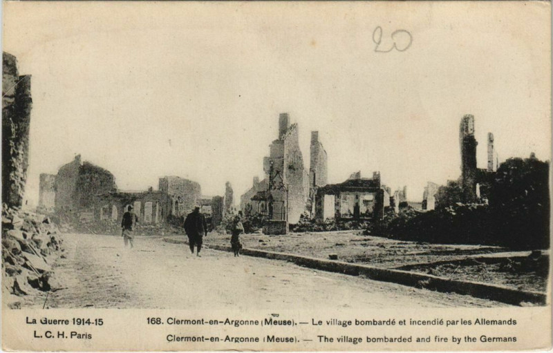 Carte postale ancienne Clermont-en-Argonne - Le village bombarde à Clermont-en-Argonne