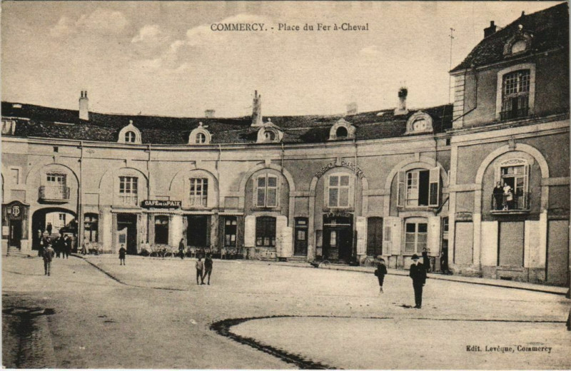 Carte postale ancienne Commercy - Place du fer a chavel à Commercy