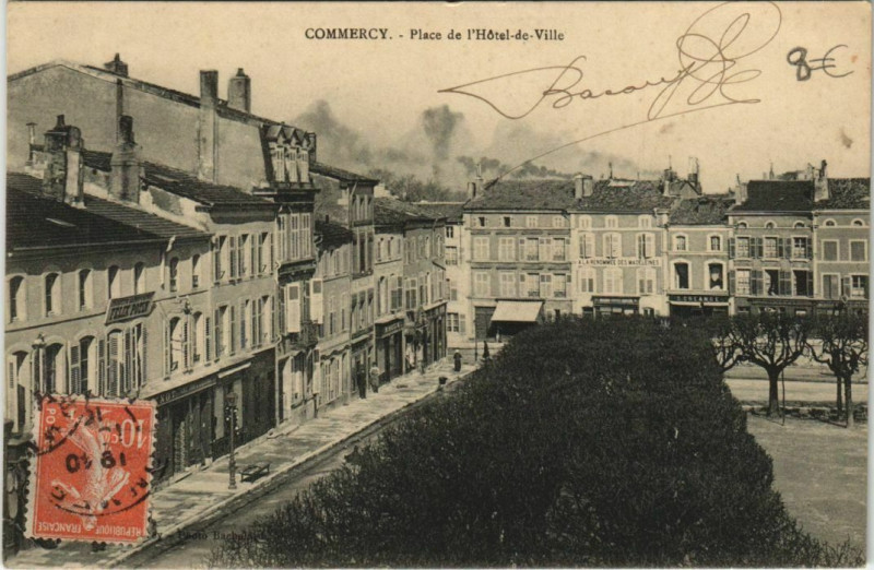 Carte postale ancienne Commercy - Place de l'hotel de ville à Commercy