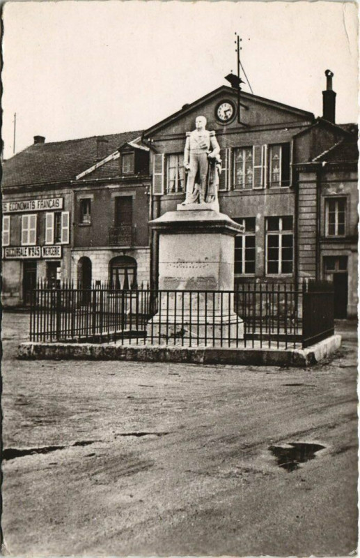 Carte postale ancienne Damvillers - Statue du marechal gerard à Damvillers