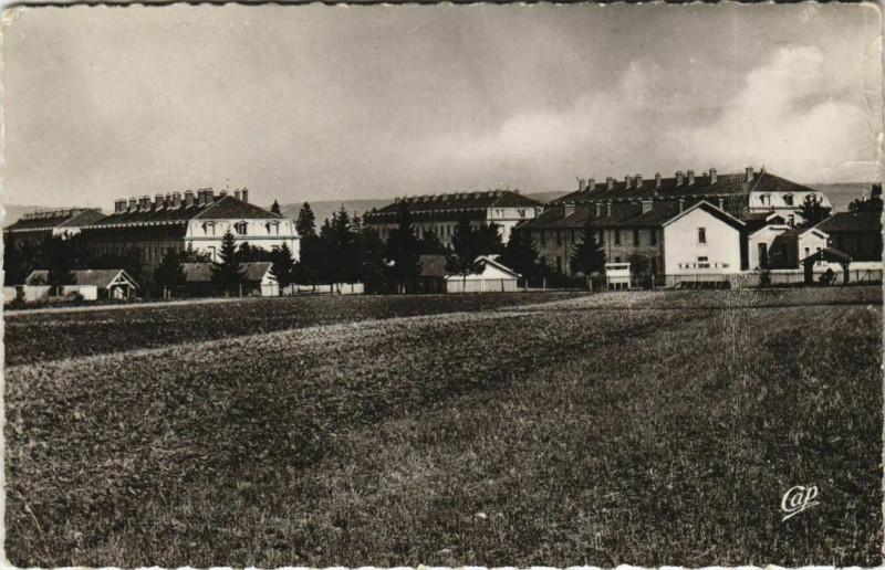 Carte postale ancienne Commercy - Vue générale des Casernes à Commercy