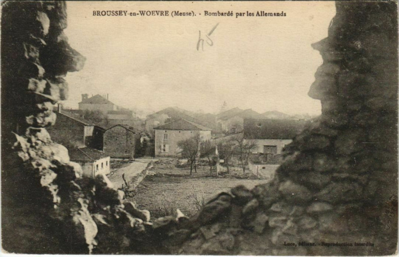 Carte postale ancienne Broussey-en-Woevre - bombarde par les allemands