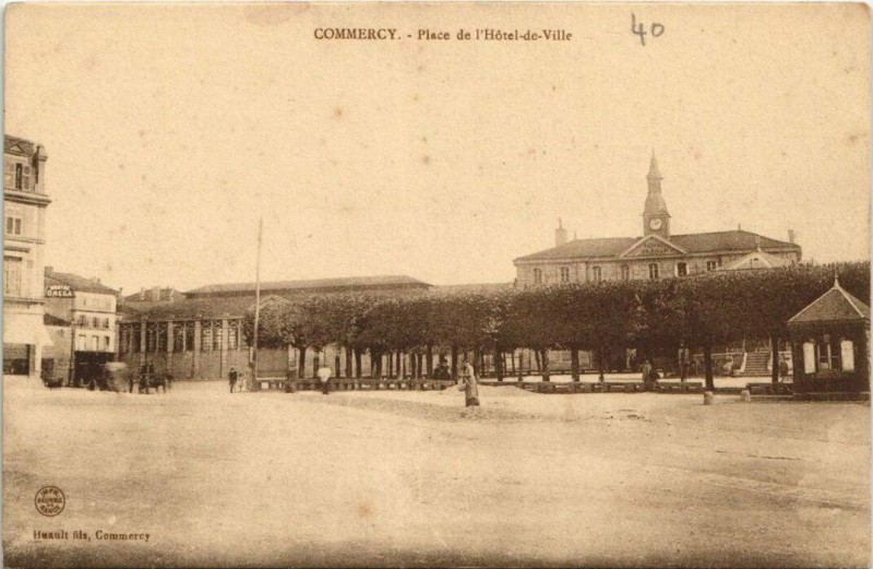 Carte postale ancienne Commercy - Place de l'Hotel-de-Ville à Commercy