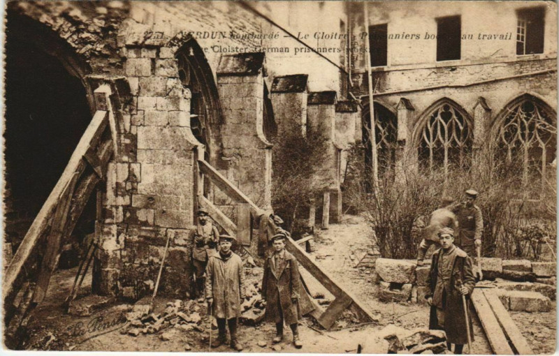 Carte postale ancienne Verdun - Le cloitre à Verdun