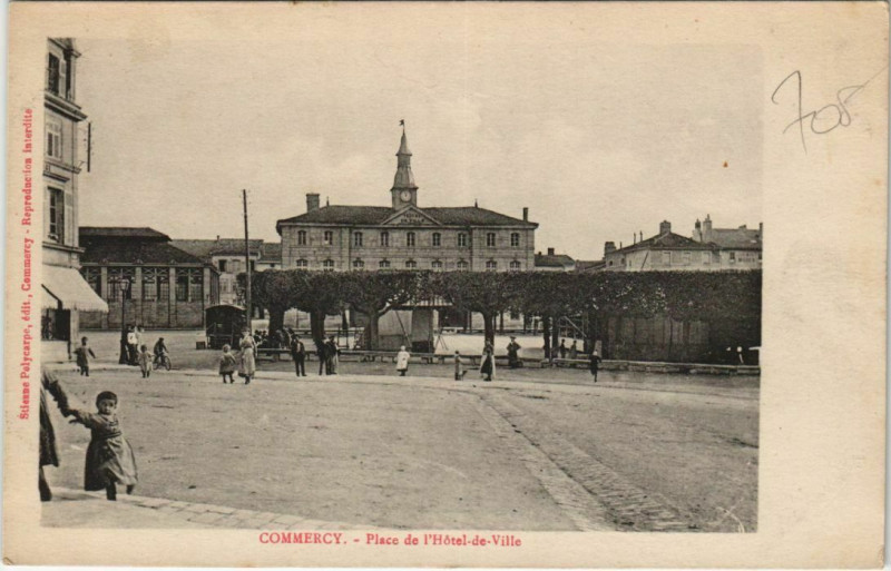 Carte postale ancienne Commercy - Place de l'Hotel-de-Ville à Commercy