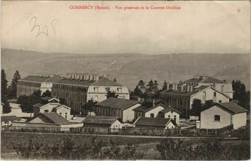 Carte postale ancienne Commercy Vue generale de la Caserne Oudinot à Commercy