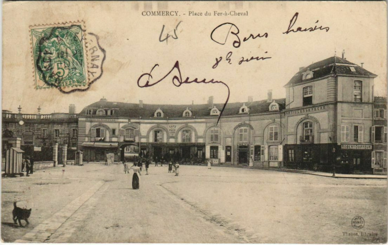 Carte postale ancienne Commercy Place du Fer a Cheval. à Commercy