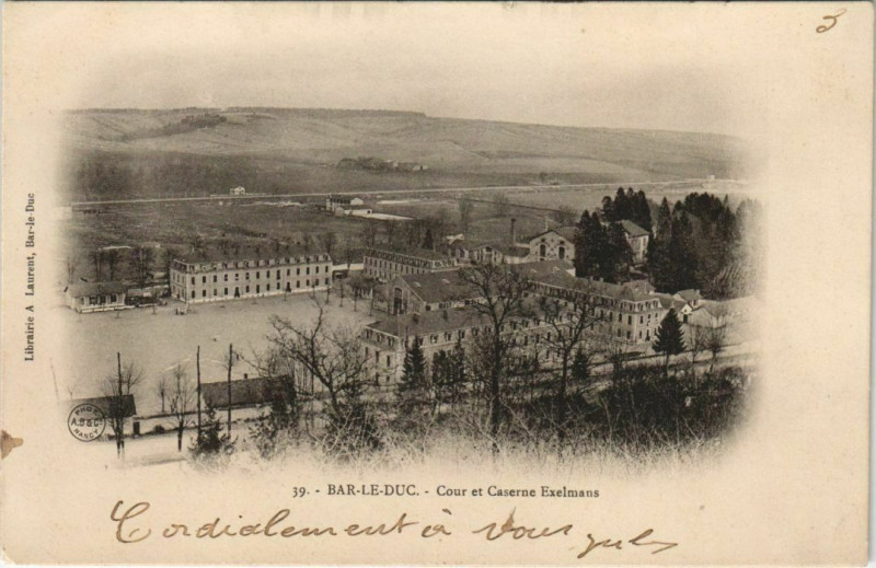 Carte postale ancienne Bar-le-Duc - Cour et Caserne Exelmans à Bar-le-Duc