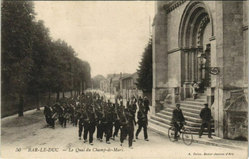 Carte postale ancienne Bar-le-Duc - La Quai du Champ de Mars à Bar-le-Duc