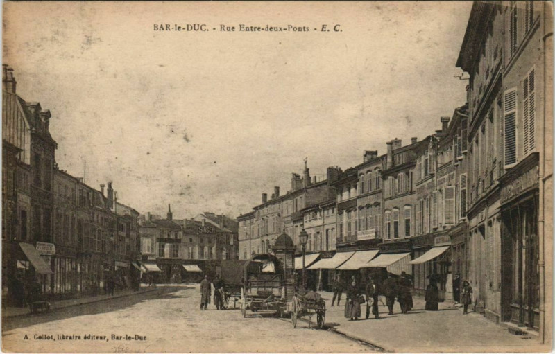 Carte postale ancienne Bar-le-Duc - La Rue Entre-deux-Ponts à Bar-le-Duc