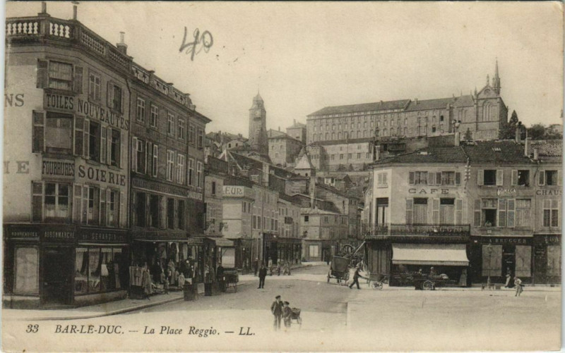 Carte postale ancienne Bar-le-Duc - La Place Reggio à Bar-le-Duc