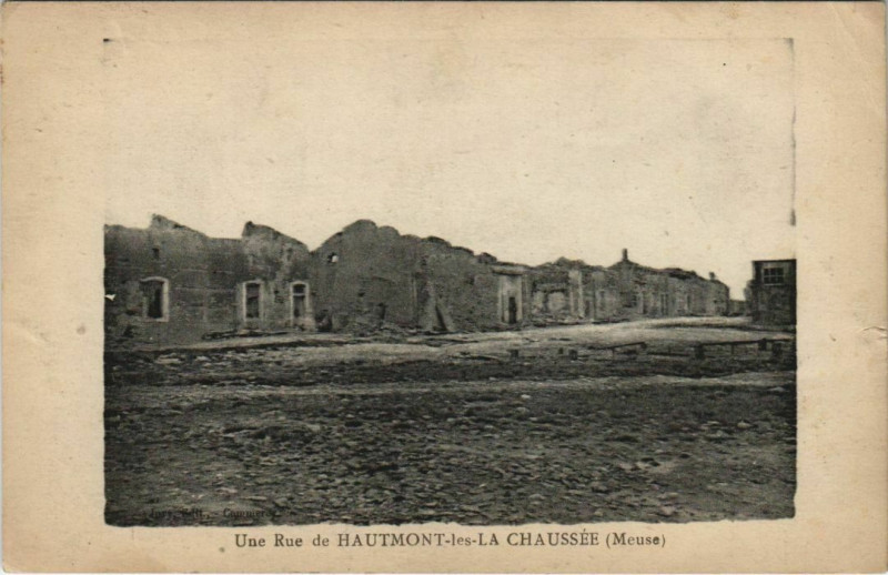 Carte postale ancienne Une Rue de Hautmont les La Chaussee