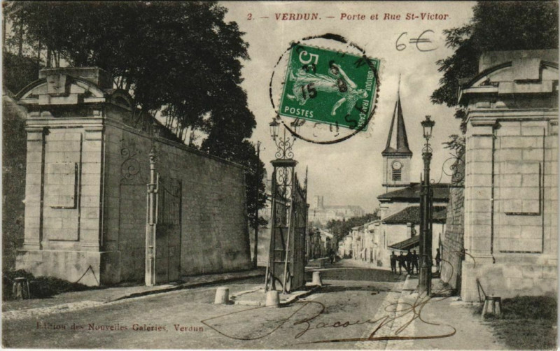 Carte postale ancienne Verdun - Porte et rue st -victor à Verdun