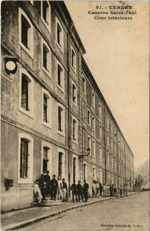 Carte postale ancienne Verdun - Caserne saint paul à Verdun