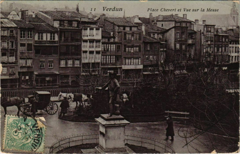 Carte postale ancienne Verdun - Place chevert et vue sur la meuse à Verdun