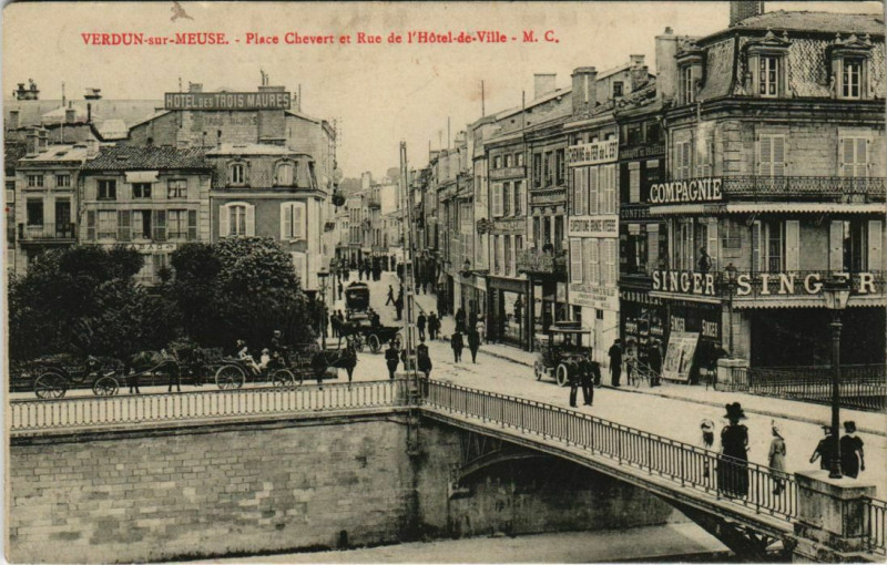 Carte postale ancienne Verdun-sur-Meuse - Place chevert et rue de l'hotel de ville à Verdun