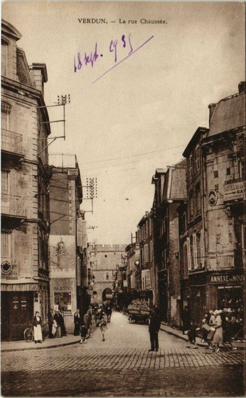 Carte postale ancienne Verdun - La rue chaussee à Verdun
