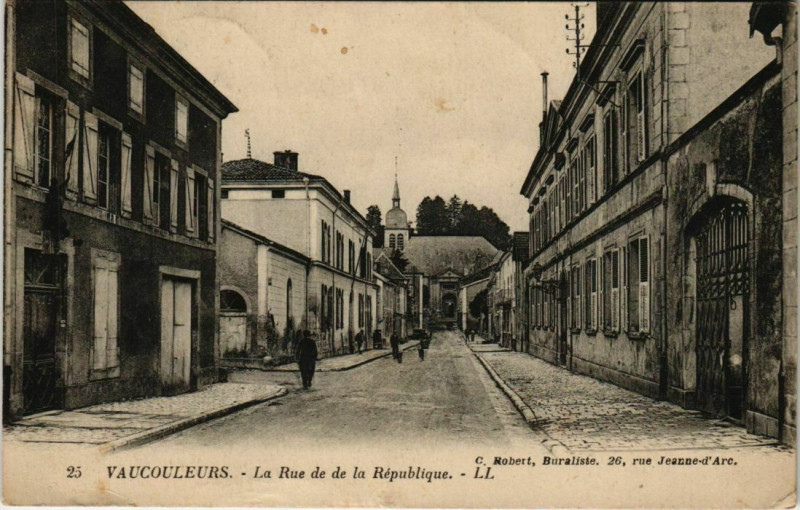 Carte postale ancienne Vaucouleurs - La rue de de la republique à Vaucouleurs