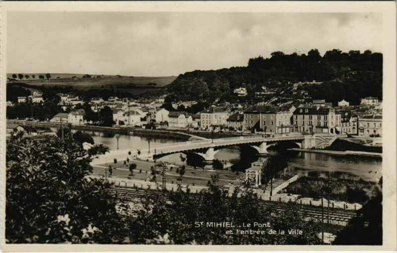 Carte postale ancienne Saint - Mihiel - Le pont et l'entree de la ville à Saint-Mihiel