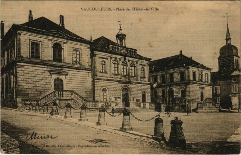 Carte postale ancienne Vaucouleurs - Place de l'hotel de ville à Vaucouleurs