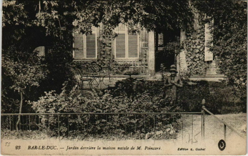 Carte postale ancienne Bar-le-Duc - Jardin derriére la maison natale de M.Poincaré à Bar-le-Duc