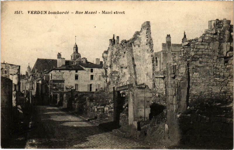 Carte postale ancienne Militaire Verdun - Bombardé - Rue Mazel à Verdun