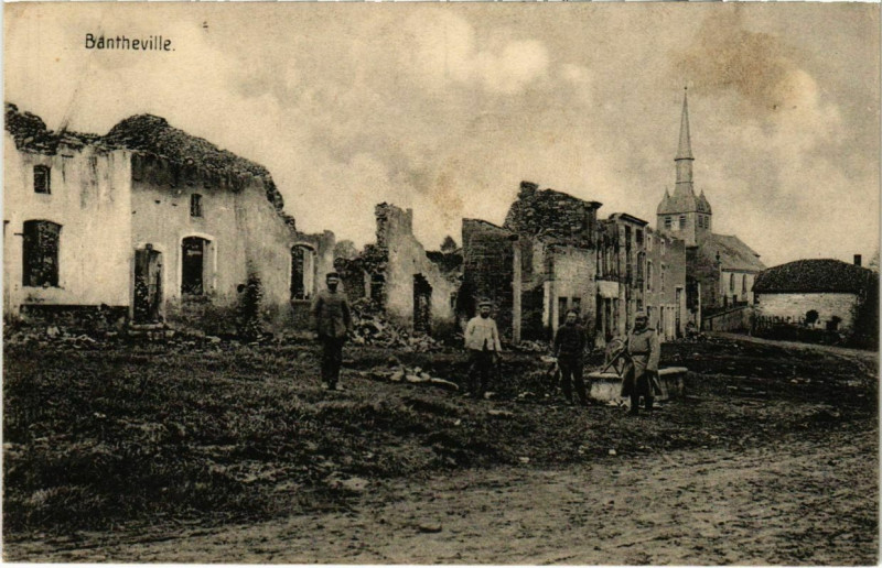 Carte postale ancienne Bantheville - Village Scene - Soldiers - Ruines à Bantheville